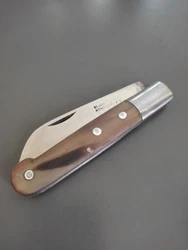 Manche en corne de bovins. Couteau fermé 11 cm, ouvert 19.5 cm.
