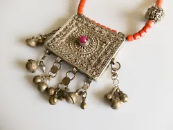 Collier plastron Yéménite en argent ancien et perles en résine couleur rose saumon soutenu.Des perles dune couleur...