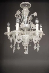 Lustre en verre de Murano translucide à six bras de lumières. Les branches sont en verre torsadé. Décor de fleurs,...