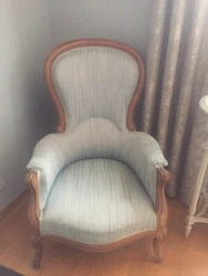 fauteuil ancien en Tissu epoque Louis Philippe NAPOLEON III Bergère. L’assise est très bonne juste tissu un peu...
