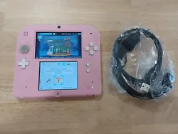 Console Nintendo 2DS Blanche Et Rose Maison Du Style 2 Avec Chargeur. Rayures sur lécran du bas