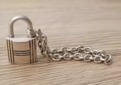 Peux être monté en collier, je donne avec une chaîne au grain presque identique afin de le porter en collier si...