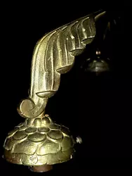 TRES BELLE PIECE EN BRONZE PLAFONNIER LUSTRE 3 BRANCHES. DE STYLE ART DECO ART NOUVEAU VERS MILIEU XXe. SUPERBE DECOR...