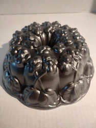 Nordic Ware Violet Field 10 Cup Bundt Pan Retired Rare Philco William Sonoma. Pan is in used condition please see...