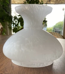 Ancienne tulipe pour lampe à pétrole. col en haut diamètre environ 3 cm. cols diamètres extérieur 10 cm,...