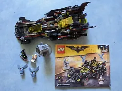 THE LEGO BATMAN MOVIE 70917 La Batmobile Suprême.  Il manque une pièce violette sur un des turbo du véhicule de...