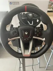 volant Hori model racing wheel overdrive pour xbox series s/x (hors services). Volant +pédales en très bon état, peu...