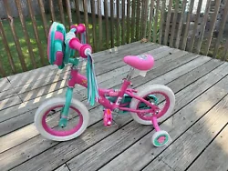 Here is a slightly used Paw Patrol Skye Childs Bicycle in excellent condition. Skye handlebar bag carries all their...