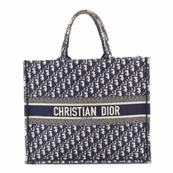 StyleTote Bag. Storage Bag-. Serial Number-. InsideS few slight frictions,dirts inside. many slight skipped...