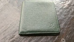 Portefeuille Louis Vuitton en cuir, vert foncé. Vuitton wallet, used at the angles, and inside. Otherwise still looks...