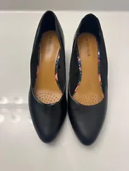 Elevate your style with these classic GEORGE black pumps, perfect for any occasion. Crafted with mixed materials, these...