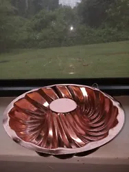 This vintage Jello mold features a beautiful swirl pattern and is made of both copper and aluminum materials. The 8
