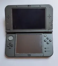New Nintendo 3DS XL 4Go Console - Noire Métallique.     Vendu avec un charger Nintendo officiel mais sans stylet. La...