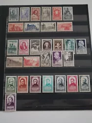 On retrouve 29 timbres neufs avec charnieres. Voici un joli lot de timbres de France en vrac. Bonne valeur.