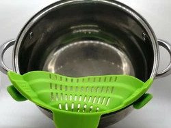 Easy to use, strong-grip clip will keep the colander in place even when straining heavy foods. Allows you to grip the...