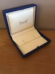 Ancien écrin boite pour bijou PIAGET. Pour boucles d oreilles Dimensions 10 X8,5 cmHauteur 3,5 cmMarques à divers...