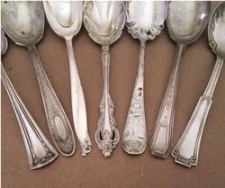 This is a jelly server (included this one with the sugar spoons), in very good condition. A clean and polish will...