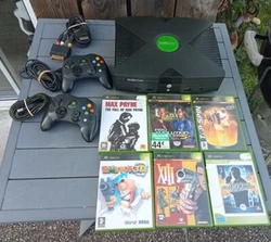 Console Microsoft Xbox Première Génération Fonctionne Testée Avec 2 Manettes. Tous les jeux sont en très bon état...