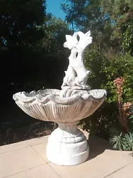 Fontaine de jardin Italgarden. Hauteur 152cms largeur 100cms. En pierre de marbre reconstituée. 4 éléments. Très...
