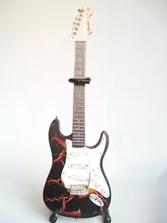 Les restes de cette guitare aurait été retrouvé par son neveu et vendue aux enchères. Guitare miniature du...