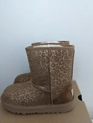 Let your inner fashionista shine with the UGG® Kids Classic II Glitter Leopard. These are an authentic pair of Ugg...