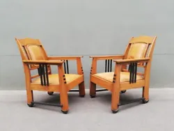 Rare paire de fauteuils constructivistes de lEcole dAmsterdam vers 1920. Structure en bois exotique solide et stable....