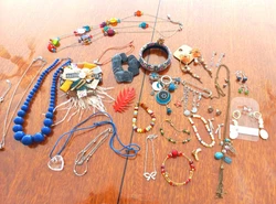 Un bracelet en perles de pierres fines. des boucles en perles de swarovzski. Ce lot comprend plus dune vingtaine de...