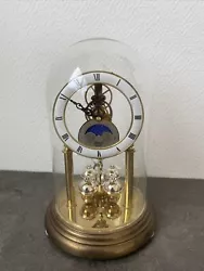 ancienne horloge a poser cloche verre hermle quartz a restaurer. Bon état ne fonctionne pas à restaurer Un fil est...