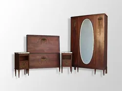 chambre Art déco complète 1930 comprenant un lit deux chevets et une armoire à glace. Très finement marquetée , et...