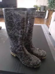 Bootsi Tootsi SIZE 8 Rain boots. Snake skin pattern. Pre-owned and in very good condition