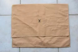 Caractéristiques : Sac anti poussière pour protéger votre sac louis Vuitton. Largeur : 35 cm. Longueur : 44 cm.