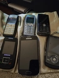 Lot Danciens Téléphones, pour pièces ou collections. État : Pour pièces détachées/ne fonctionne pas Certain...
