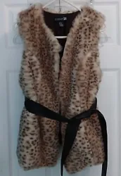 COZY AND WARM FAUX FUR VEST WITH BROWN BELT. FOREVER 21. PERFECT FOR FALL AND WINTER.