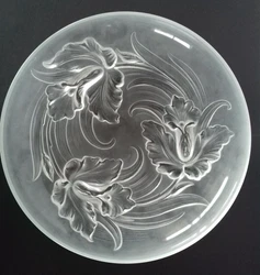 Modèle aux Iris en verre moulé. Signature dans le milieu de la coupe.