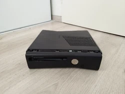 Xbox 360 Slim fonctionne bien mis à part la façade qui est à remplacer car la connectique est arraché, voir photo....