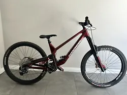 Experience the thrill of mountain biking with this Norco Range 29 in large size. This bike is designed to conquer any...