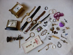 Des réveils et montres variées, des piles seront peut-être à prévoir.