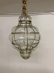 Lanterne, petit lustre Murano. Bon état général Hauteur lanterne seule 37,5 cm Diamètre 27 cm Hauteur chaîne seule...