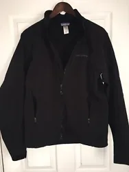 Patagonia Jacket Black Medium M Mens . Condition is Pre-owned. Shipped with USPS Priority Mail.Tonal company logo on...