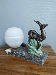 bonjour je vous propose cette jolie lampe dappoint mesurant 22,5 cm de long hauteur 14 cm x 14 cm elle fonctionne voir...