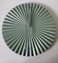 Pendule murale plissée vert pâle ø 40 cm.