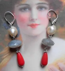 1 perle baroque nacrée, 1 perle en labradorite et 1 perle couleur corail.