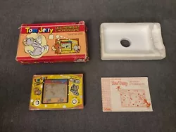 Jeu Lansay Tom & Jerry les pièges de lhoroscope (type Game & Watch) en boîte. Fonctionne parfaitement  En boite pile...
