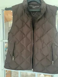 GENTLY WORN LADIES LIGHTWEIGHT PUFFER/QUILTED STYLE VEST. SIZE LARGE. 100 PERCENT POLYESTER.