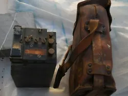 Ancien téléphone de campagne militaire EE8 US des années 1932 avec son étui cuir gravé décritures RUSSE....