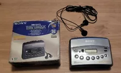 Walkman Sony WM-FX473 lecteur cassette en boite avec ecouteur. Pour pièce.