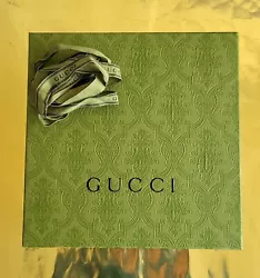 Gucci boîte vide+papier +ruban comme neuf, dimensions : 25,50x25x50x4cm. Frais de port sus. Merci de me contacter pour...
