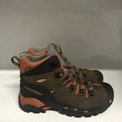 Right boot has broken eyelet, still has wear