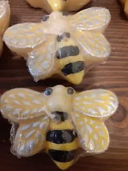 New Lot of 10 Honey Bee Floating Candles 3”. **1 candle in the set has some heat damage. Box/Container they come in...