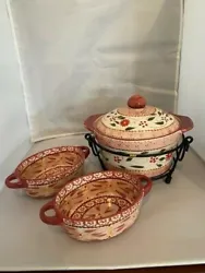 2. 9 oz serving dishes. 1 qt casserole dish. Cute pieces to add to your collection.